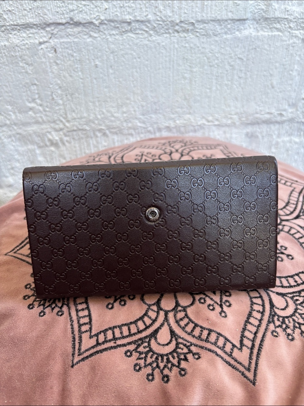 Gucci Signature Logo Monogrammed Foldable GG Sunglasses Case in Brown - Unisex - Picture 8 of 8